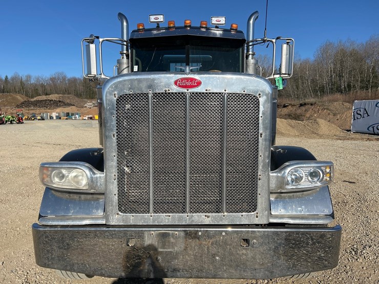 peterbilt-388-image-8