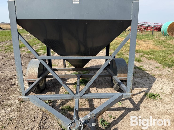 l-h-versa-tote-portable-feed-bin-image-16