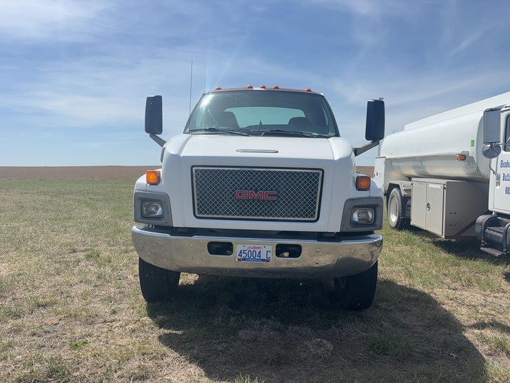 2006-gmc-7500-image-2