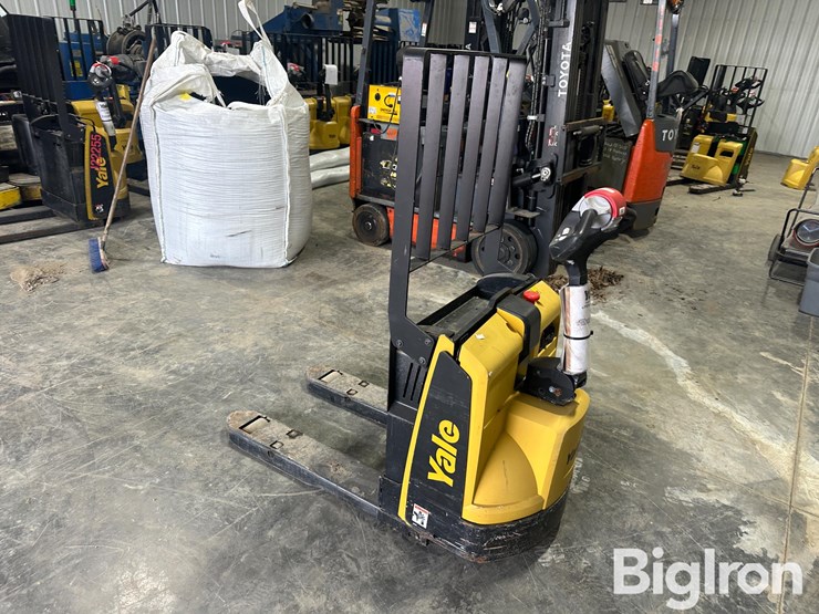 yale-mpb045vgn24t2634-electric-pallet-jack-image-7