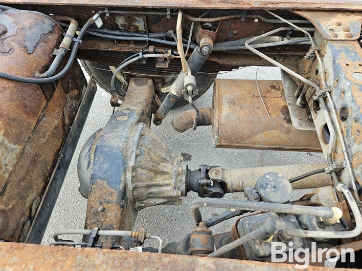 2015-isuzu-npr-image-10