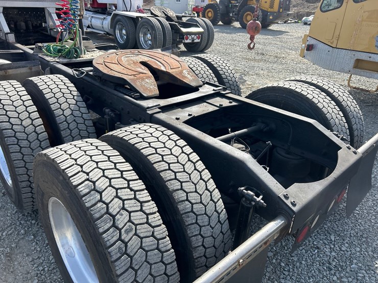 peterbilt-388-image-22