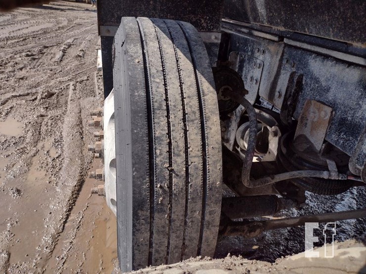 2012-freightliner-122sd-image-30