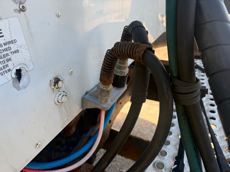 #1262-•-2004-international-9400i-6x4-sleeper-cab-truck-tractor-image-32