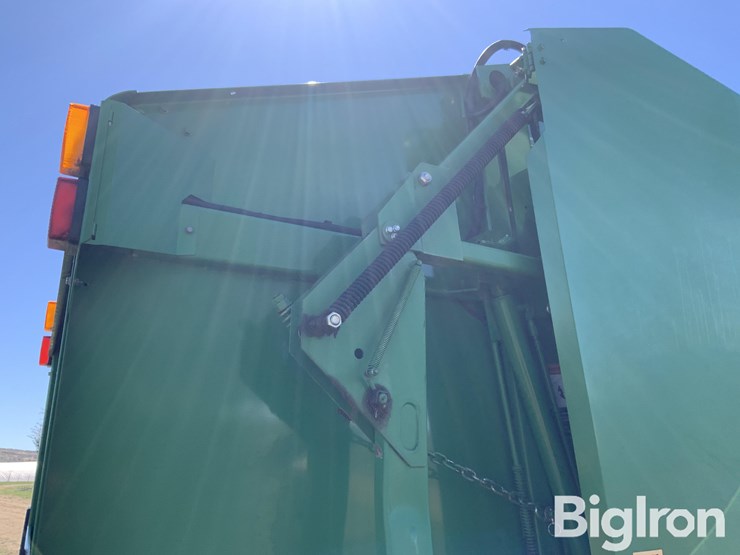 2010-john-deere-568-image-16