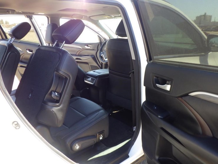2017-toyota-highlander-image-8