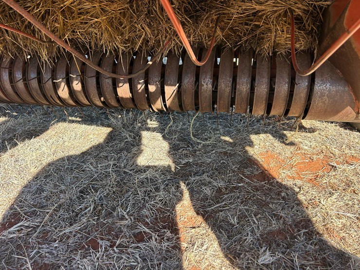 hesston-560-image-13