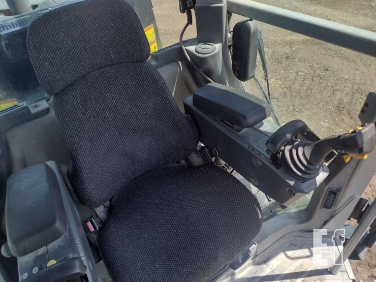 2010-caterpillar-120m-image-14