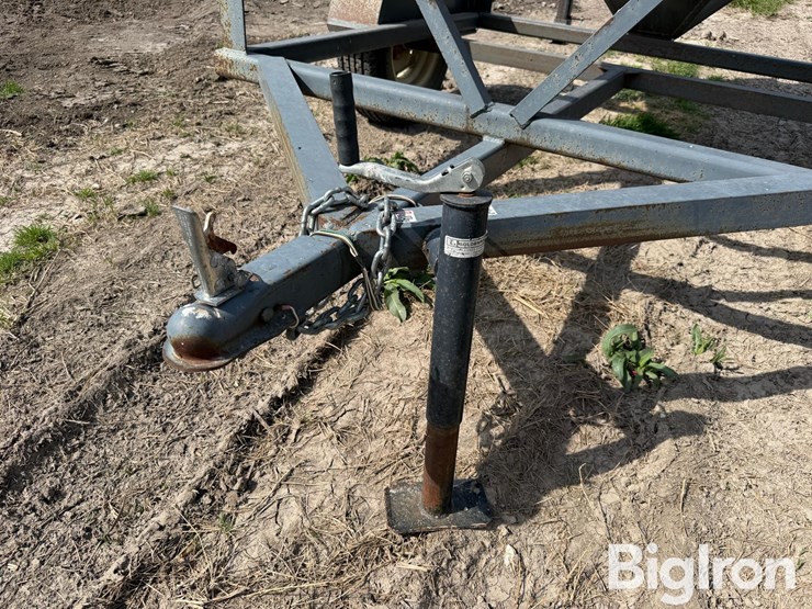 l-h-versa-tote-portable-feed-bin-image-15