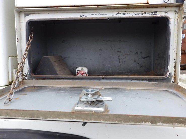 2005-peterbilt-pb330-22'-t/a-fuel-lube-truck-image-27