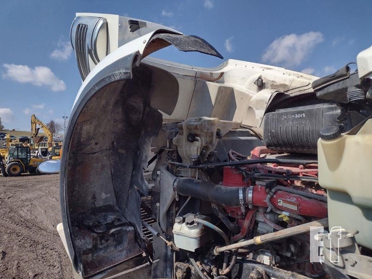 2012-freightliner-122sd-image-23