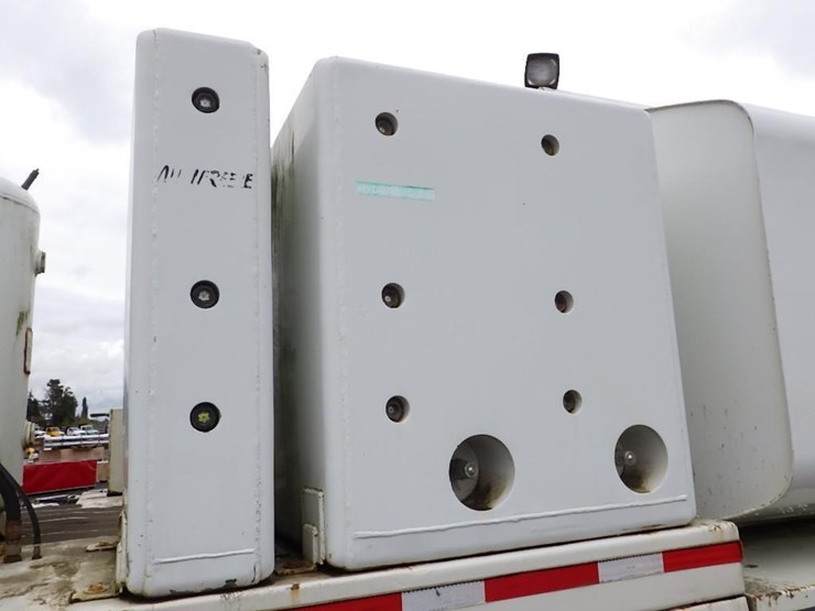 2005-peterbilt-pb330-22'-t/a-fuel-lube-truck-image-29