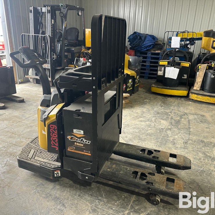 Yale MPE060LVHN24T2736 Electric Ride On Pallet Jack