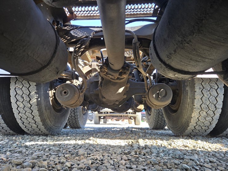 2013-peterbilt-386-image-38