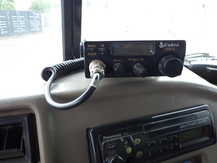 2005-peterbilt-pb330-22'-t/a-fuel-lube-truck-image-79