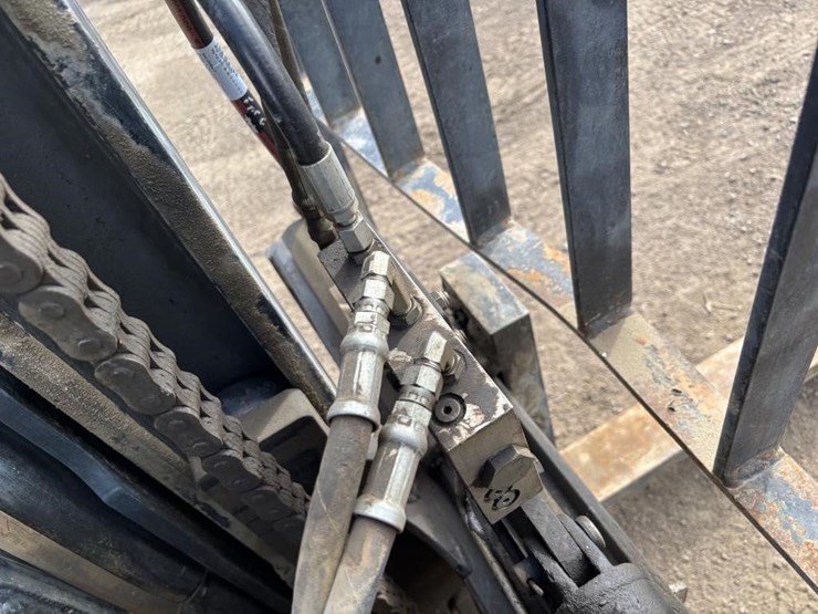 2015-yale-gdp80-forklift-image-14