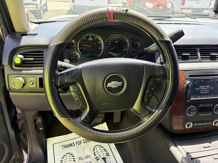 2007-chevrolet-suburban-image-13