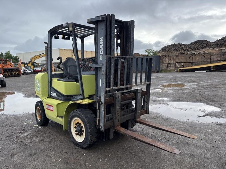 clark-cdp40-forklift-image-2