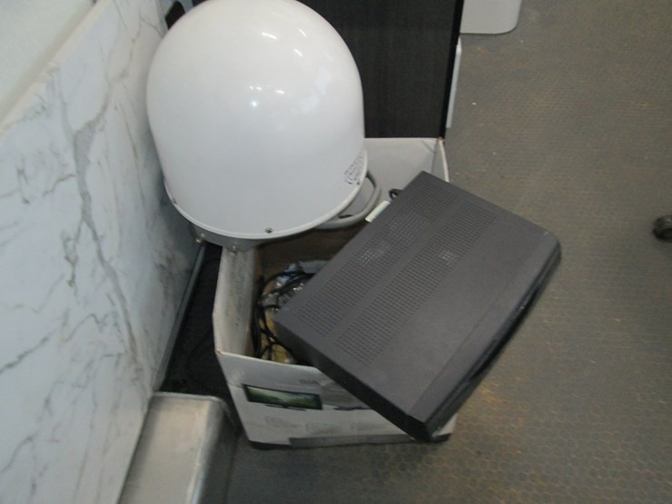 #36730-•-winegard-g2+-portable-satellite-tv-antenna-image-1