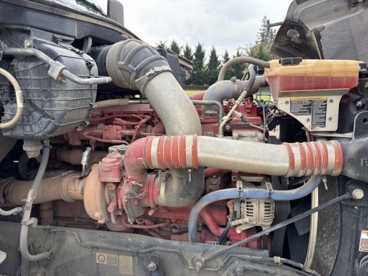 2022-peterbilt-567-image-13