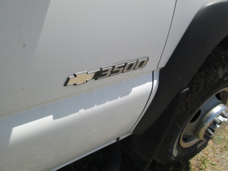 2001-chevrolet-3500-image-14