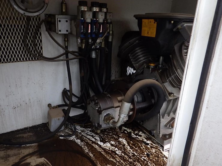 2005-peterbilt-pb330-22'-t/a-fuel-lube-truck-image-34