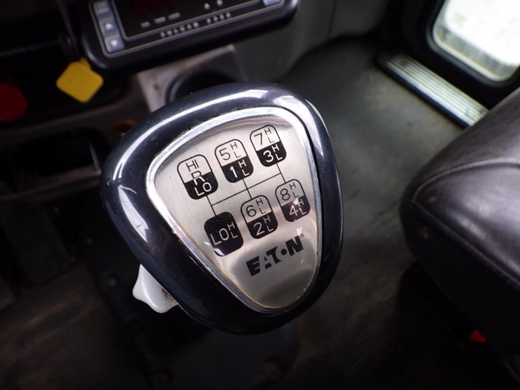 2016-peterbilt-3-axle-logging-truck-image-95