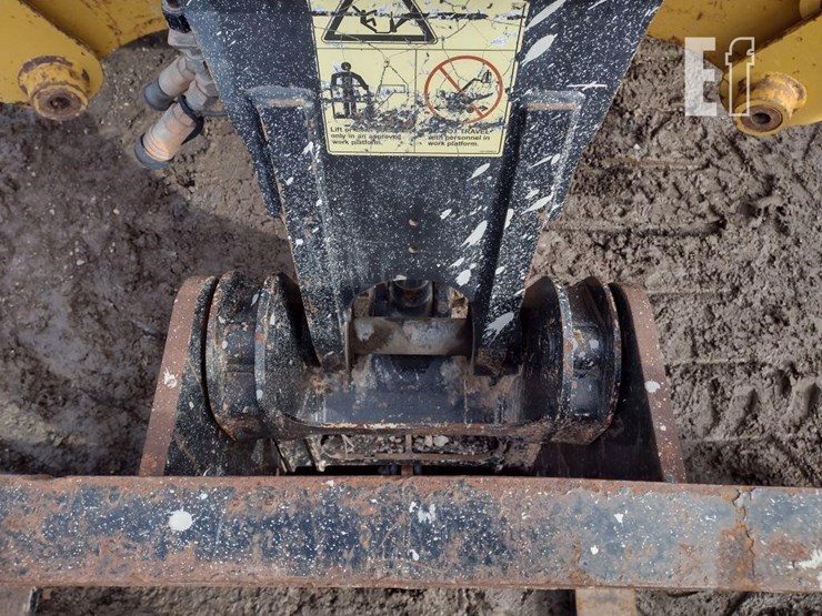 2019-caterpillar-tl1055d-image-15