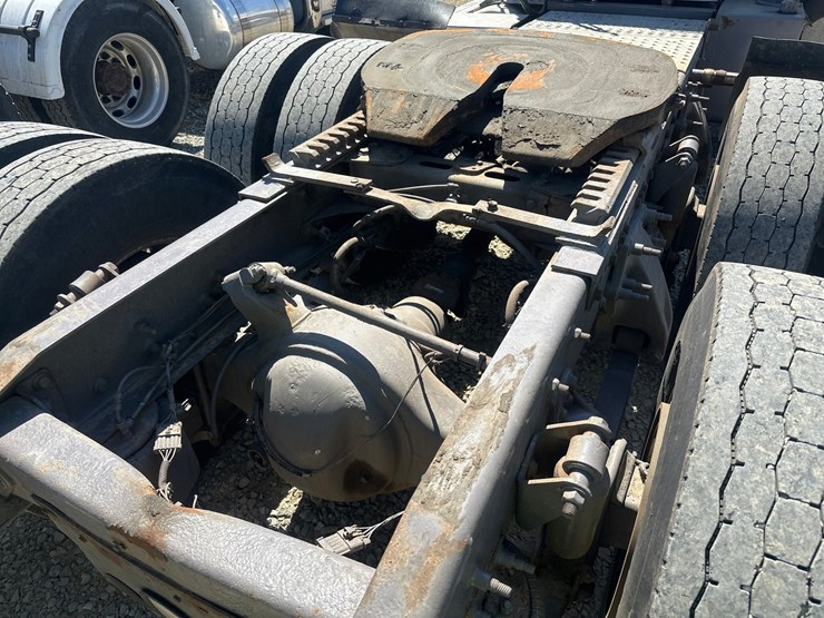 2014-massey-ferguson-8-image-21