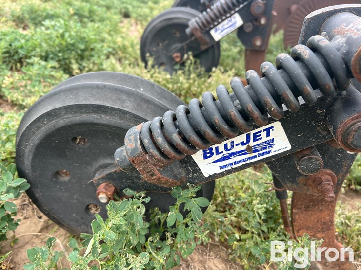 16r30-strip-tiller-image-13