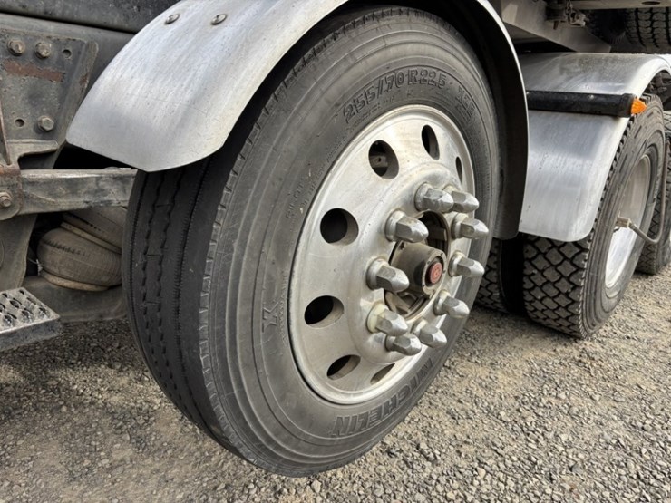 2022-peterbilt-567-image-16