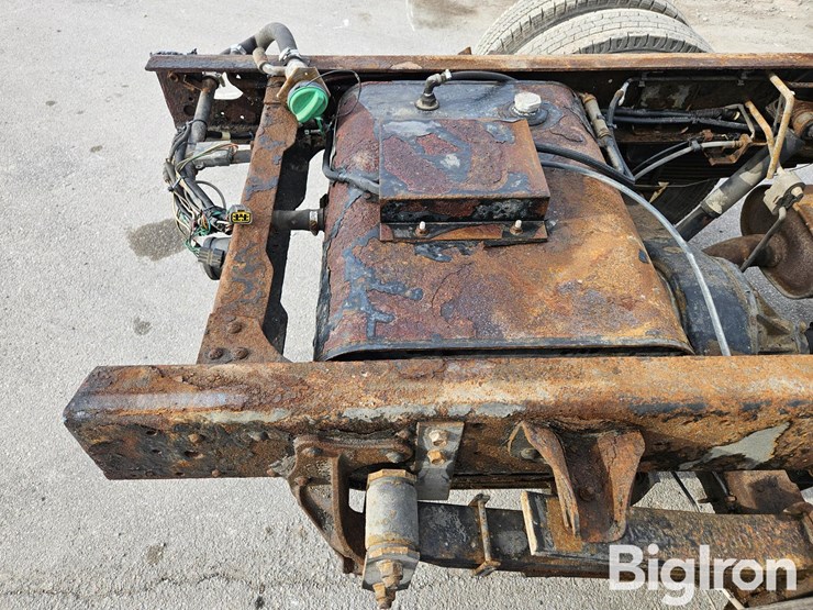 2015-isuzu-npr-image-12