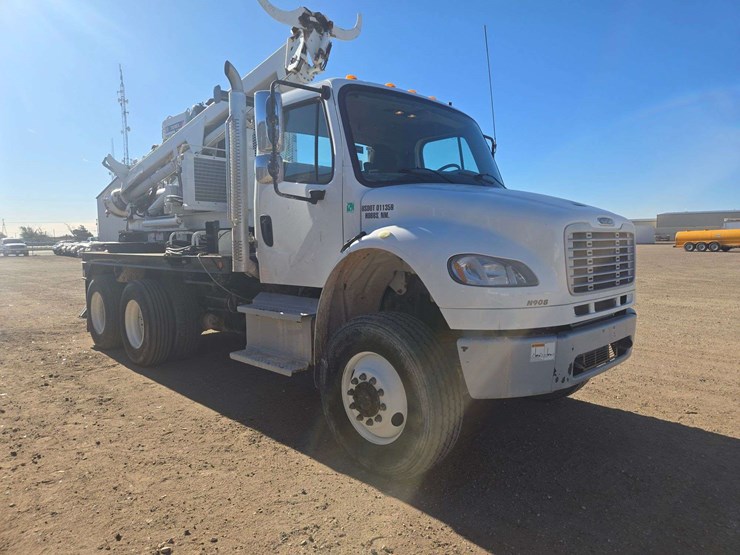 2014-freightliner-m2-106-image-2
