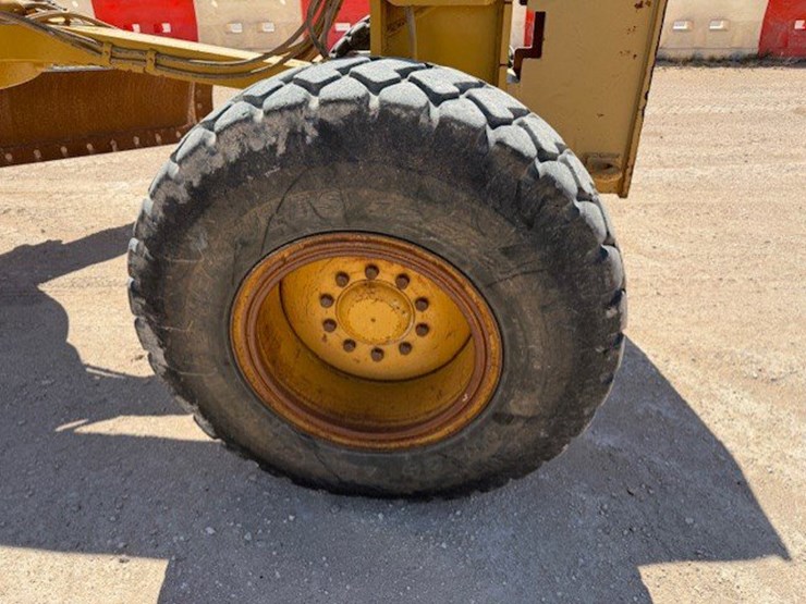 2005-caterpillar-140h-image-11