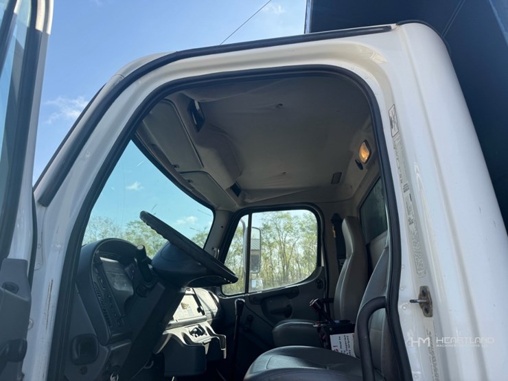 2007-freightliner-m2-106-image-18