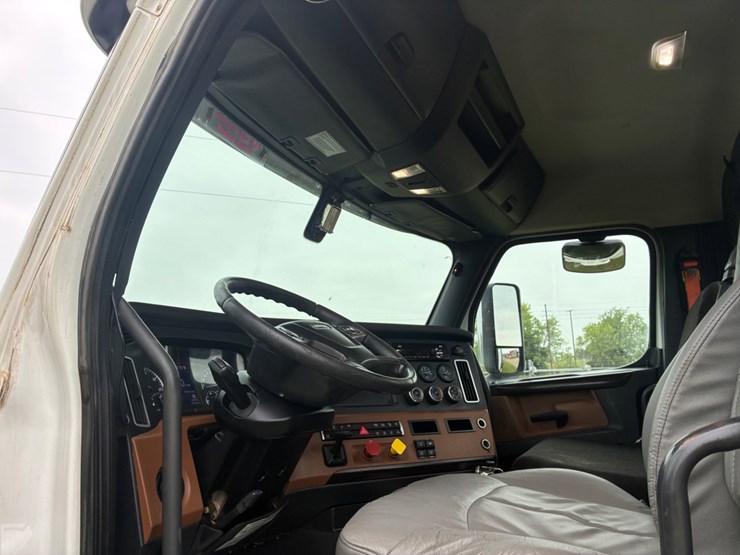 2019-freightliner-cascadia-125-image-10