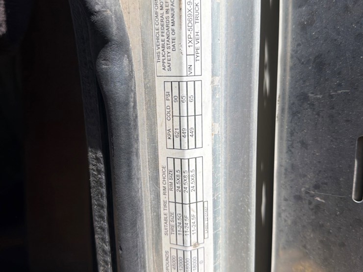 2000-peterbilt-379-image-11