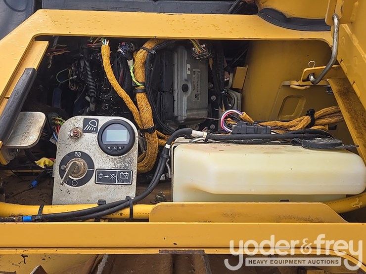 2016-caterpillar-d6n-image-38