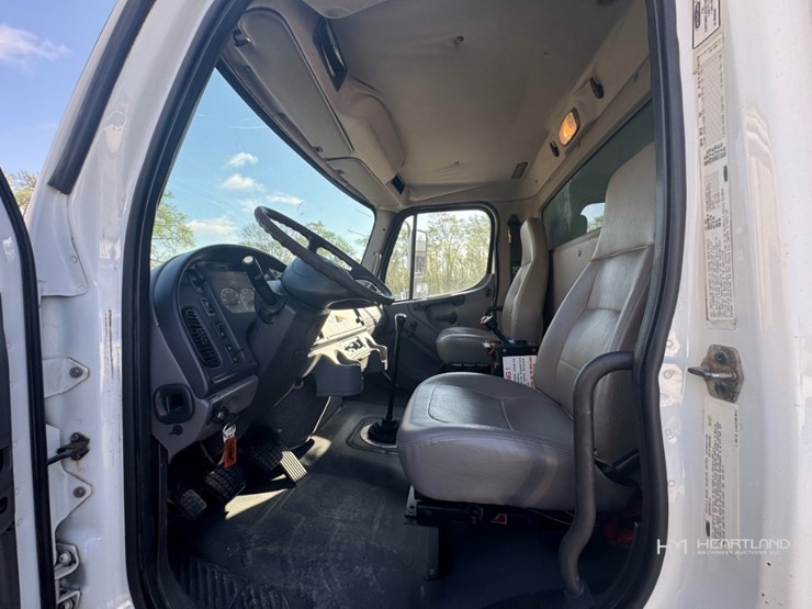 2007-freightliner-m2-106-image-16