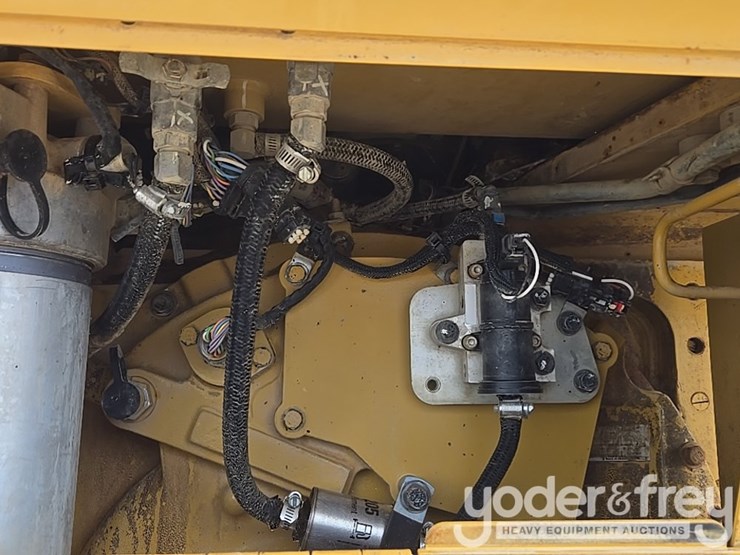 2016-caterpillar-d6n-image-45