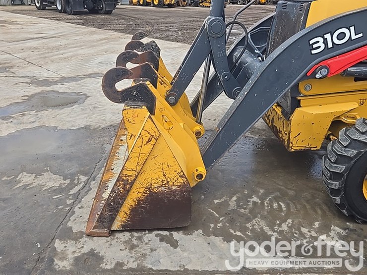 2019-deere-310l-image-21