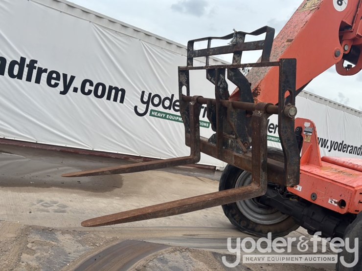 2013-sky-trak-8042-image-25