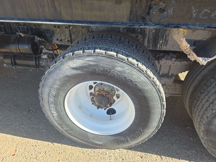 2014-freightliner-m2-106-image-6