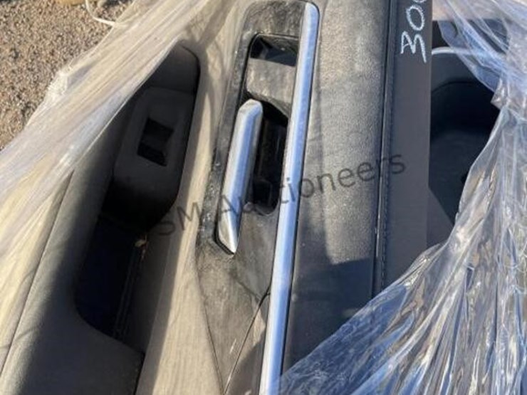 (4)-pallets-of-misc-automotive-seats-and-door-image-8