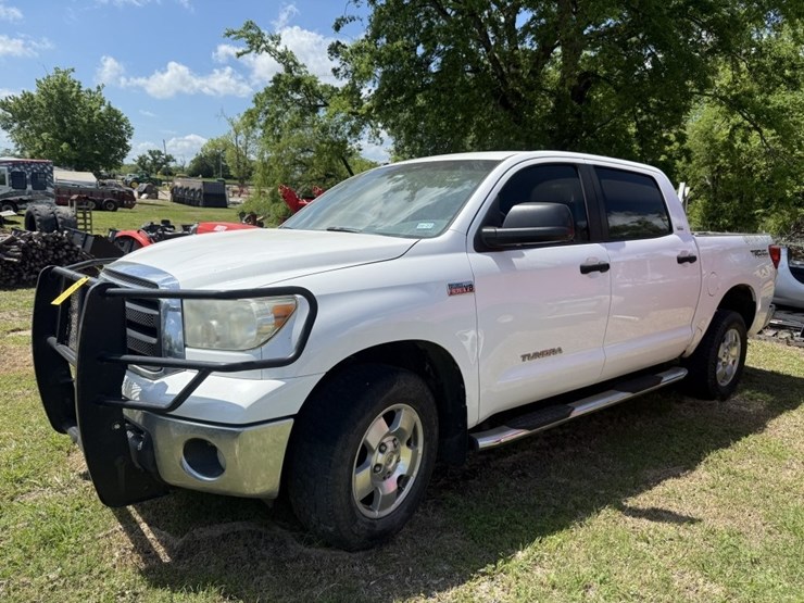 2012-toyota-tundra-sr5-image-1