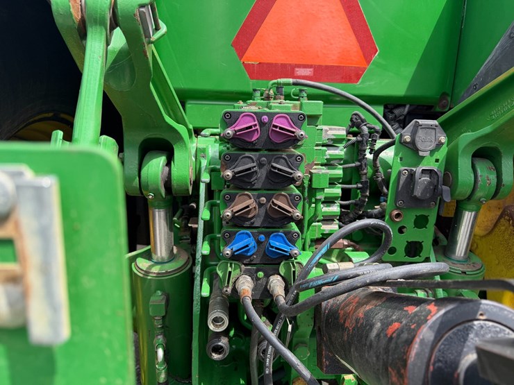 2013-john-deere-8335r-image-22
