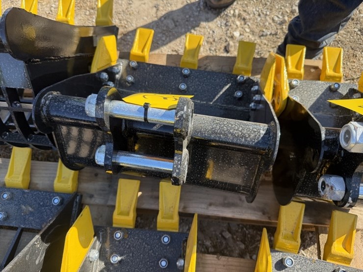 15in-mini-ex-bucket-image-2