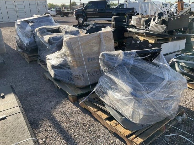 (4)-pallets-of-misc-automotive-seats-and-door-image-1