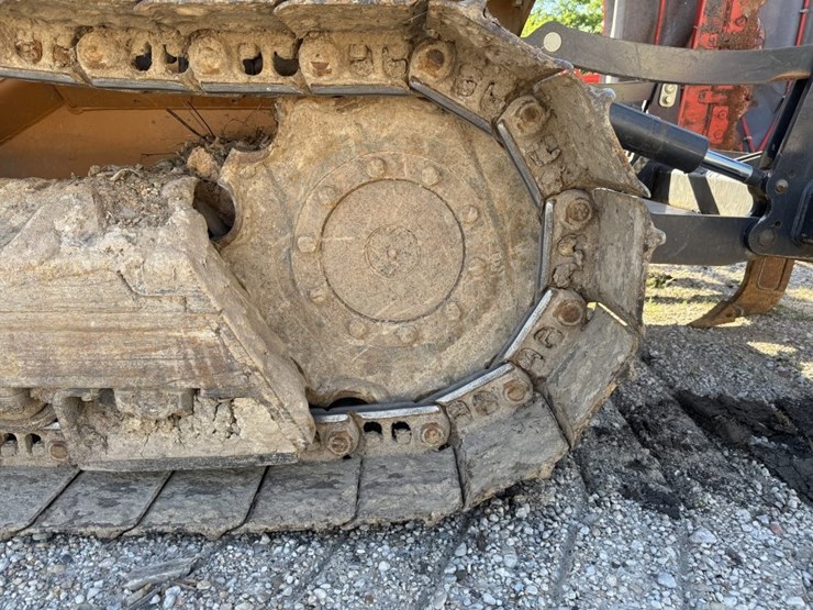 2019-case-750m-wt-image-22