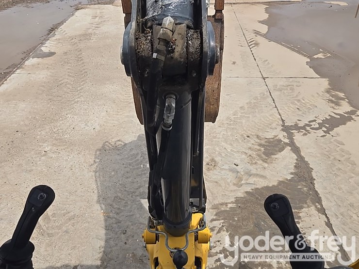 2019-deere-310l-image-32